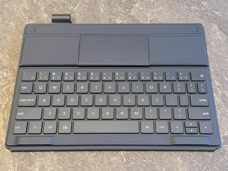 専用のキーボード付きケース。ややピッチは狭いがすぐ慣れるレベル