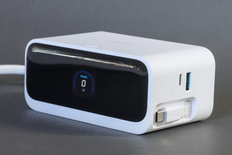 本体正面に液晶、向かって右側に巻き取り式USB Type-Cケーブル1本とUSBポートがType-AとType-Cの各1ポート