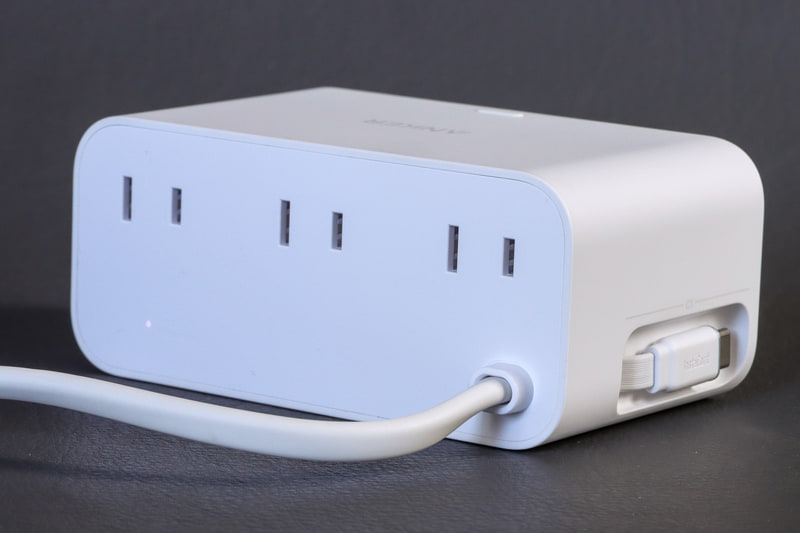 反対の側面には巻き取り式USB Type-Cケーブル1本、そして背面にACコンセントが3口ある