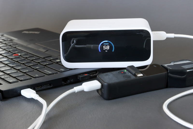 ケーブルにノートPCと小型のカメラをつないだところ。電圧の異なる2つの機器をつないでも自動で調整してくれる