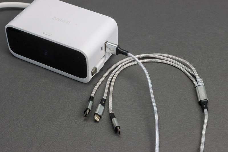 手持ちの3in1ケーブルをつないだ。これでLightning、microUSB、そしてPD充電には対応しないがUSB Type-Cの充電もすることはできる