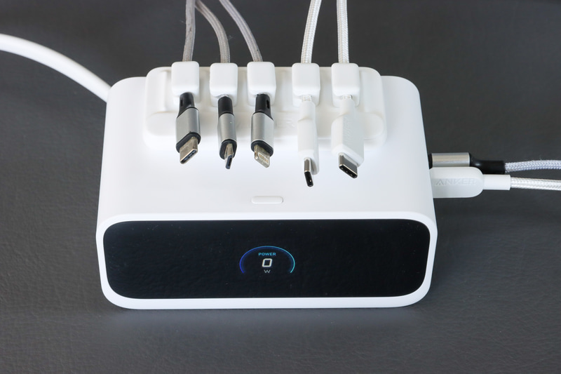 Anker Magnetic Cable Holderを本体天面につけることでケーブルがだいぶスッキリした