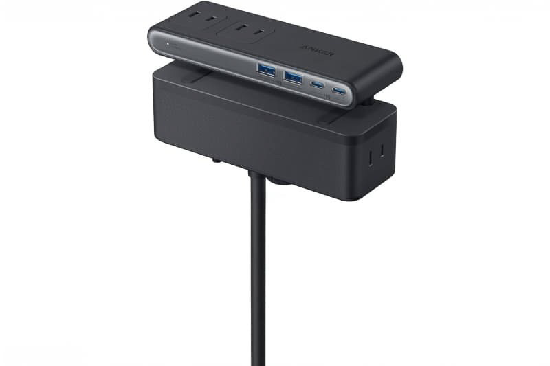 最近登場した「Anker Nano Power Strip（10-in-1, 70W, クランプ式）」。机の上に見える部分はミニマムになっているのがいい