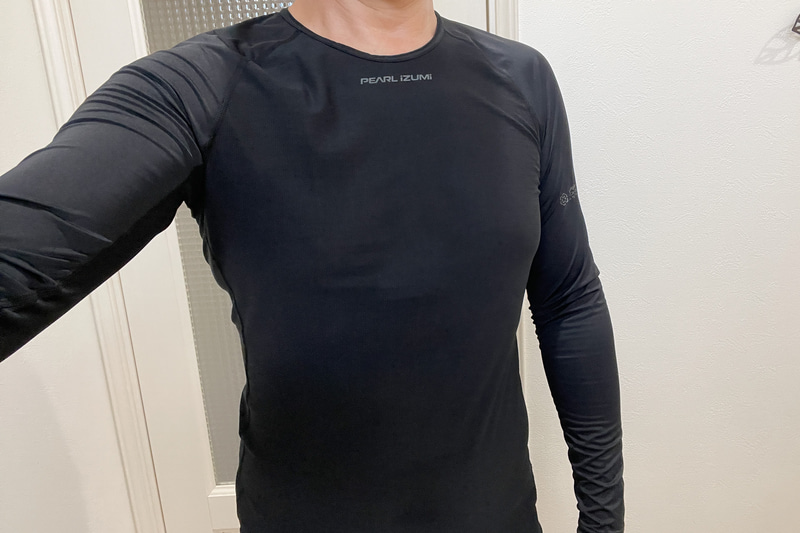 着てみたところ。メッシュ部分も肌の透ける感じはほとんどない。ただ、180cm75kgの筆者がXLを選んだところ、サイクルウェアとしてはややゆとりがある。もう1サイズ小さくしてもよかったかもしれない