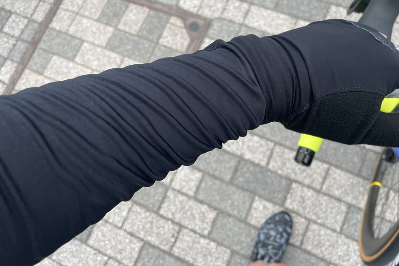 直接風のあたる腕の部分がより冷たく感じられる。ただ、ちょっとシワシワ。やっぱりワンサイズ小さくてもよかったかなー