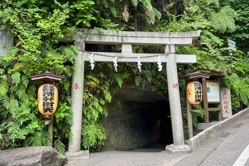 岩をくり抜いたトンネルをくぐった先でお参りをする
