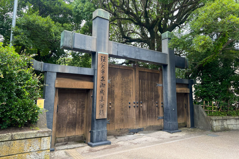 通り道には立派な木製の門が特徴的な鎌倉市立御成小学校があった