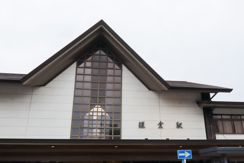 スタート地点の鎌倉駅東口。天気は曇りだが蒸し暑い