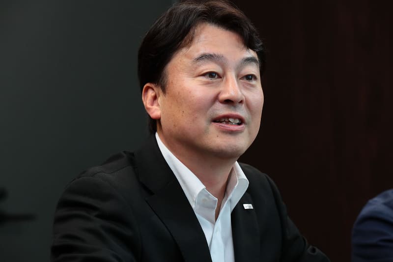 髙富崇宏（たかとみ たかひろ）氏。株式会社オプテージ コンシューマ事業推進本部 副本部長。兵庫県出身。1997年に大阪メディアポート株式会社（現オプテージ）へ入社。人事、カスタマーサポート、営業計画部長、事業戦略部長、経営戦略部長などを経て、現職でコンシューマ領域の事業戦略や事業推進を統括。趣味はゴルフとお酒で、部署や世代を超えた交流を大切にしている