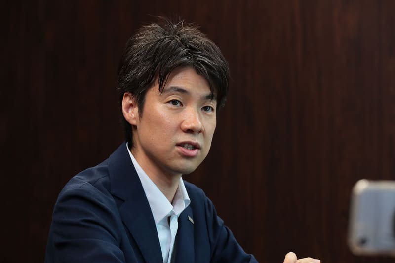 赤田佳介（あかだ けいすけ）氏。株式会社オプテージ コンシューマ事業推進本部 コンシューマ事業戦略部 部長 。大阪府出身。2008年に株式会社ケイ・オプティコム（現オプテージ）へ入社。営業計画、マーケティング、経営戦略などを経て、現在はコンシューマ事業戦略部長として、事業・サービス戦略の企画立案などを担当。趣味は読書で、紙の本を愛読し、新たな発想や気づきを得る時間を大切にしている