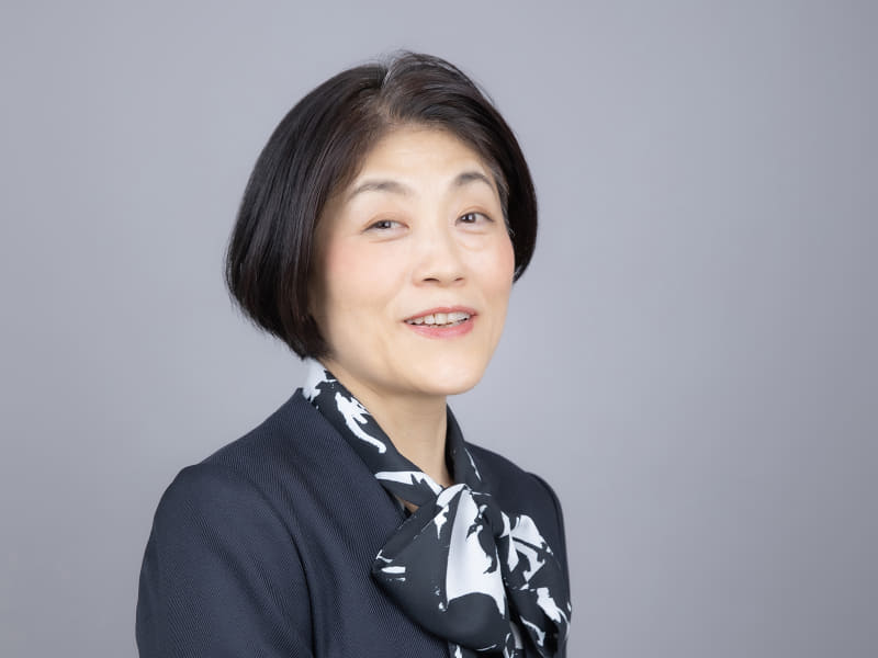 上沼紫野（うえぬま しの）氏。LM虎ノ門南法律事務所。千葉県立長生高校理数科、東京大学法学部卒。弁護士、ニューヨーク州弁護士。米国Perkins Coie法律事務所、FTCでインターンの後、知的財産、IT関連、国際契約等の業務を主に行う。最高裁判所司法研修所刑事弁護教官（2012－2015）、こども家庭庁青少年インターネット環境の整備等に関する検討会委員、サイバー通信情報監理委員会委員。産業カウンセラー、SNSカウンセラー