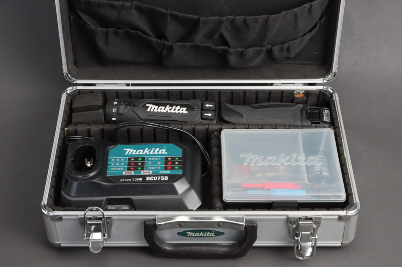 手持ちのペン型ドリルドライバー。巨大な専用充電器などとともに専用ケースにしまっている