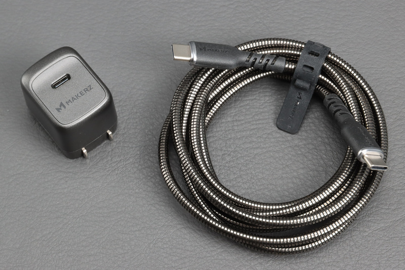 オプションのUSB充電器とUSBケーブルも送っていただいた