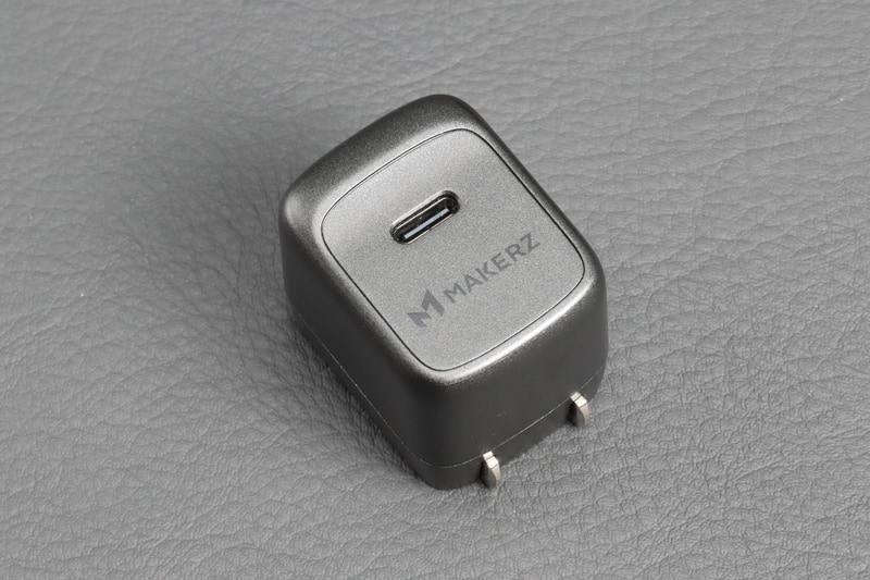 専用ケースにも収まる小ささの「SOLIDZ Power Charger Model XS(30W)」