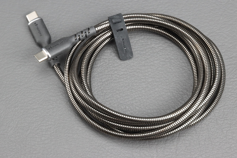 ステンレス製の外皮により高耐久を実現した「SOLIDZ Power Cable」
