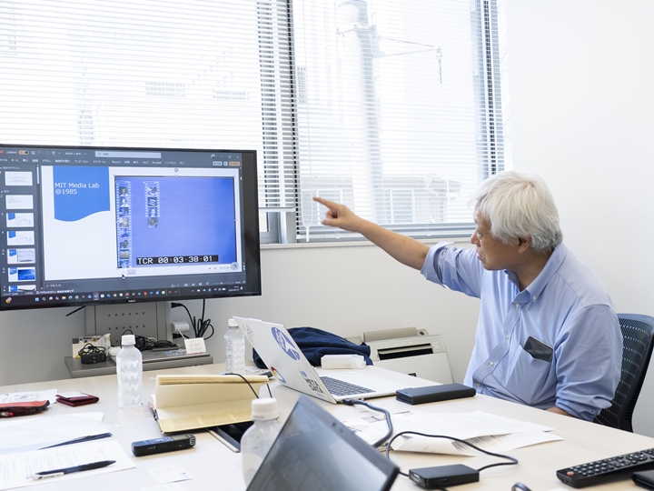 MITメディアラボ時代の研究内容を説明する香取氏。当時は、ドキュメンタリー監督として有名なリチャード・リーコック教授のFilm & Video研究室に在籍していた。