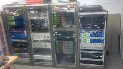 radiko配信開始時、メディアプラットフォームラボ（MPL）事務所内のラックに実装されていた13局分の受信設備。香取氏提供