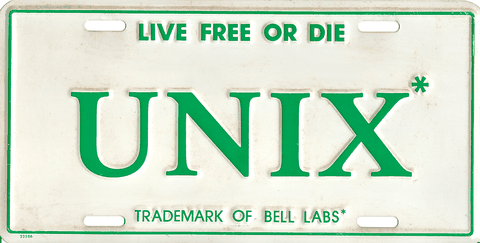 香取氏の机にあるUNIXのナンバープレート（Live Free or Dieという文字と、Bell Labsの商標が見える）。香取氏提供