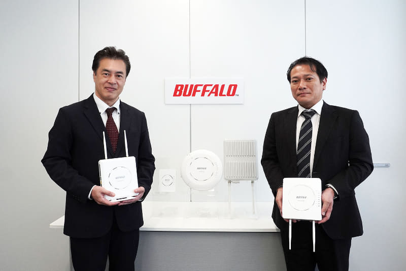 写真左から、株式会社バッファロー 営業技術部 東日本営業技術課 平井敏幸氏、株式会社バッファロー 営業技術部 部長 深見昭生氏。同社の法人向けWi-Fiアクセスポイントと共に