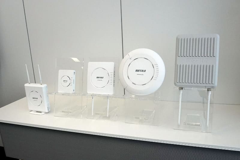 左から、Wi-Fiルーター「VR-U300W」、Wi-Fiアクセスポイントの「WAPS-AX4」（同時接続数最大128台）、「WAPM-AX4R」（同時接続数最大256台）、「WAPM-AXETR」（同時接続数最大768台）、屋外用Wi-Fiアクセスポイント「WAPM-1266WDPRA」