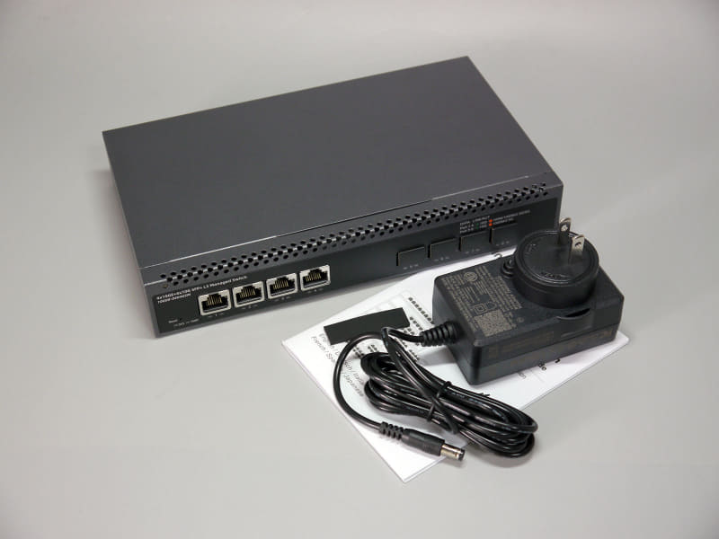 Binardatの4x10G RJ45 + 4x10G SFP+のL3スイッチ。有名メーカー製は、まだ価格が高い印象がある