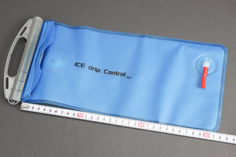 取り外したビニールバッグ、内寸は31×14cmほどで上下にパイプがあってここにポンプとホースが繋がる