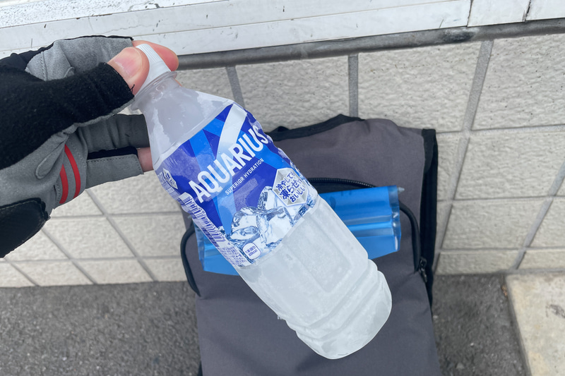 検証にはどこのコンビニでも手に入りやすい冷凍アクエリアスを使用。容量は490mlとやや少なめ