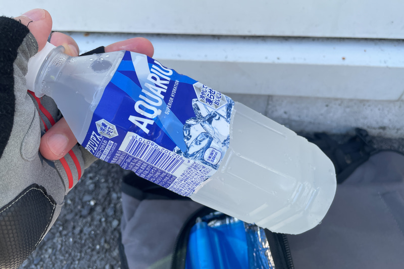 1時間経過したところ。とけてはいるが中に大きな氷がある状態。まだまだ冷たくて結露している