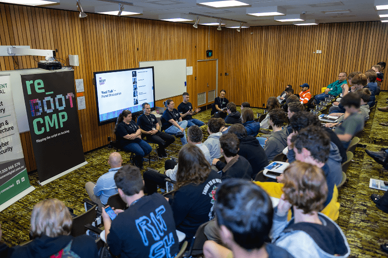 <a href="https://www.afp.gov.au/news-centre/media-release/afp-inspires-next-gen-hackers-reb00tcmp" class="strong bn" target="_blank">AFP inspires next-gen hackers at re_B00TCMP（オーストラリア連邦警察）</a>が公開している写真より