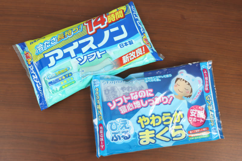 白元アース アイスノンソフト（左上）と不二ラテックス ひえぷる やわらかまくら（右下）