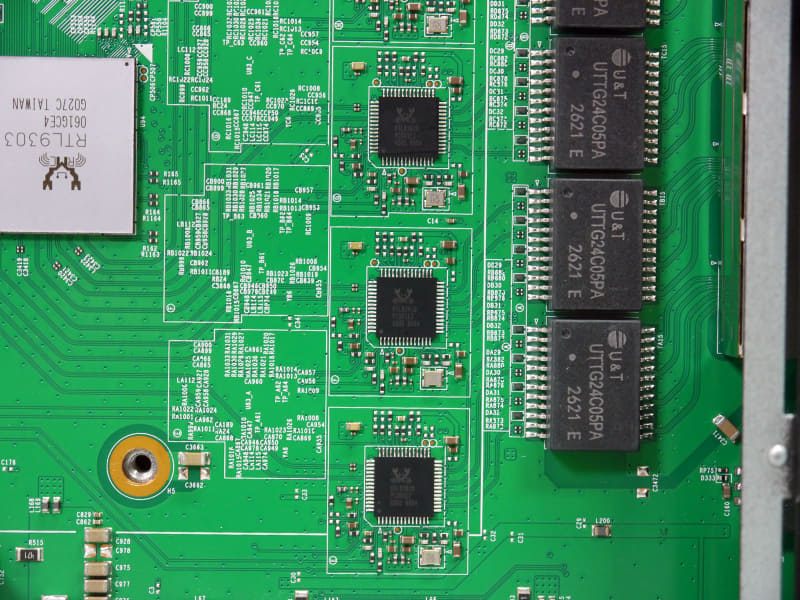 コントローラー（左側の大きなチップ）は定番のRTL9303で、PHYは新型のRTL8261D