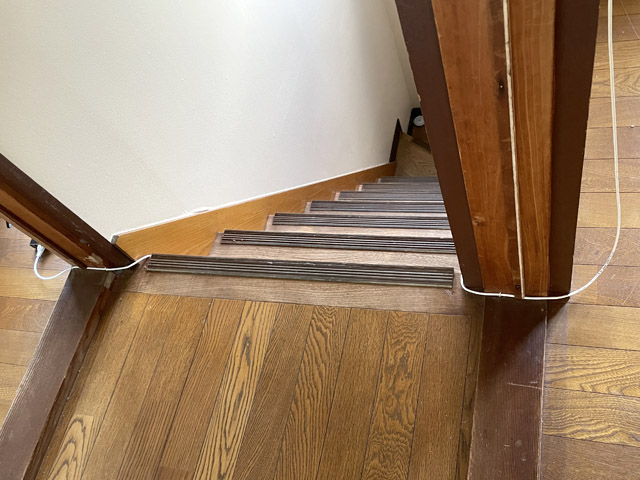 左側の仕事部屋から階段を越えて右側のオーディオ部屋へ