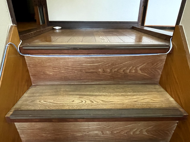 右側が仕事部屋、左側がオーディオ部屋。水色の15mのLANケーブルは1階へ、白の10mのLANケーブルはオーディオ部屋へ