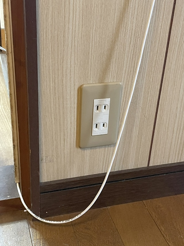 オーディオ部屋側はケーブルの長さがギリギリなので下側は固定せず