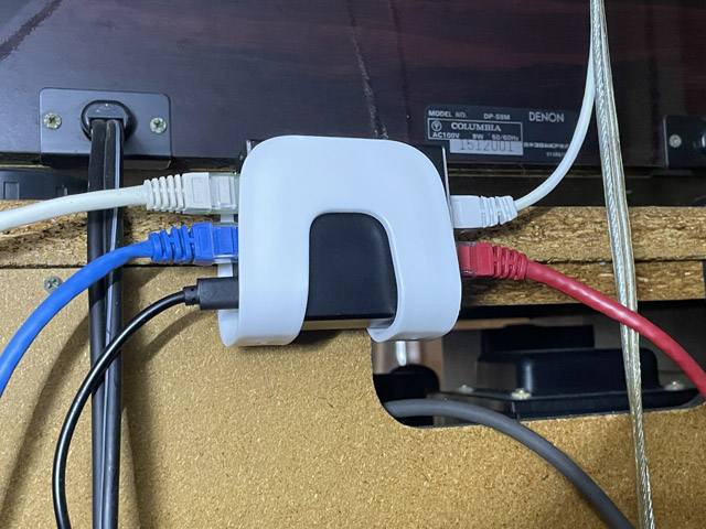 右側の白が10mのLANケーブル。赤はオーディオ用PCへ。左側、白はTVへ、青はレコーダーへ。黒いケーブルはUSB給電ケーブル