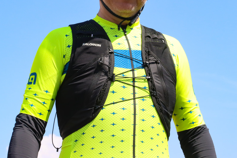 装着状態。ピタッとフィットする感じはロードバイク乗りにもなじみやすいと思う