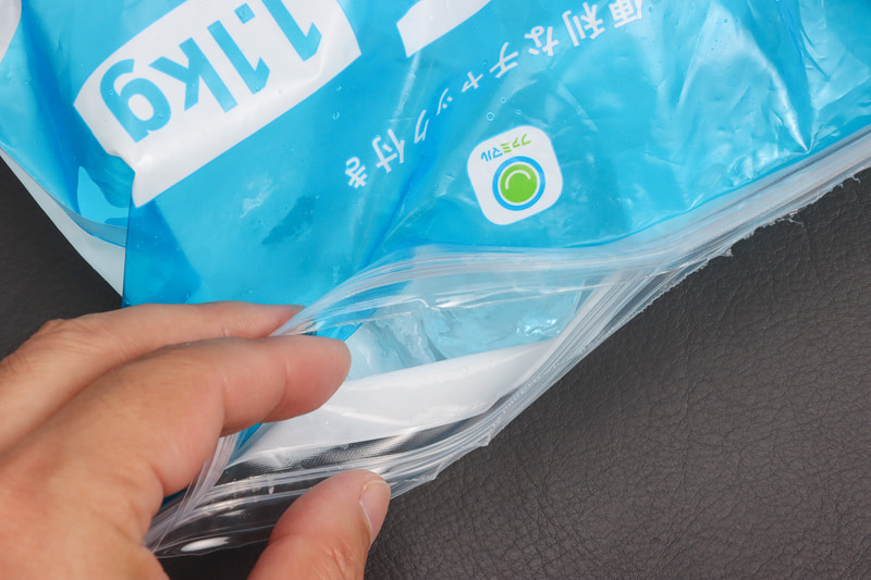 一度開封して中の空気を抜いた方が入れやすいのでチャック付きのものを選びたい