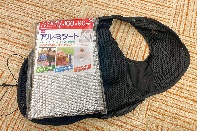 100円ショップで買ってきたアルミシート。レジャーシートとして売られていたが保温（断熱）の効果もある