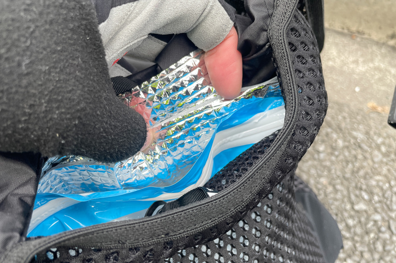 ロックアイスを入れる。ロックアイスと気室の間に折りたたんだアルミ断熱シートを入れてみた