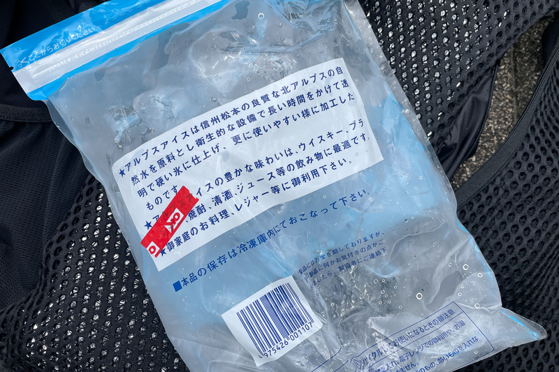 1時間経過後の氷のとけ具合。とけてはいるがまだまだ氷の存在感が強い。1回目のときよりとけ方が遅い印象だ