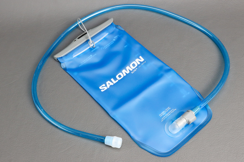 サロモンのハイドレーションバッグ「ソフトリザーバー 1.5L」。名前のとおり1.5Lの水が入れられる