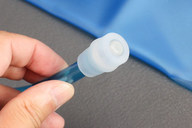先端のシリコンの部分を軽く噛むと水が出る