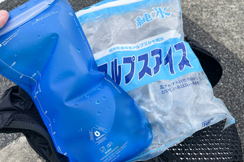 そこでとけた水だけをハイドレーションバッグに移す