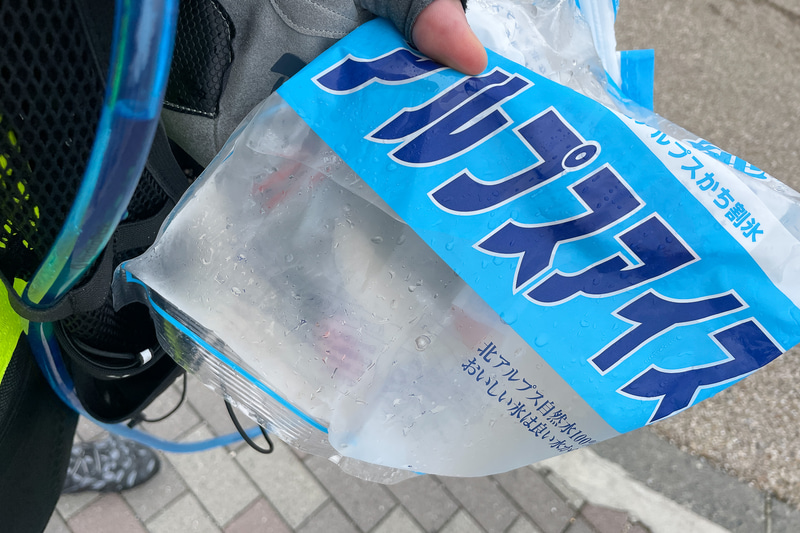 ロックアイスの袋を引っ張り出すと、氷は残っていないがまだ結露するぐらい冷たい状態だった。気温が低いとは言え真夏に4時間経過でこれはスゴい