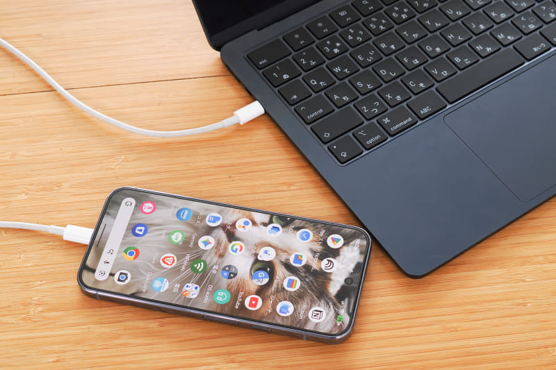 AndroidをUSBポートに接続する。今回は双方がUSB Type-Cのケーブルで接続している