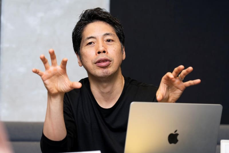 mixiの誕生からコミュニケーションの量やつながりを指標にしてきた。電車の中で使っている人を見たときも日常に根付いているんだと感じることができた。