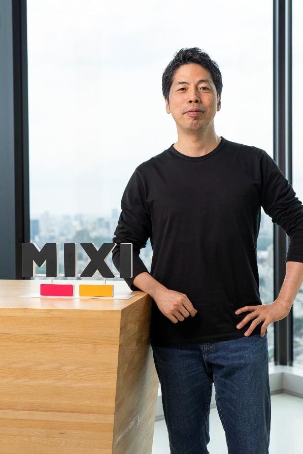 笠原健治（かさはら・けんじ）氏<br>東京大学在学中の1997年に求人情報サイト「FINDJOB!」の運営を開始。1999年に有限会社イー・マーキュリー（現・株式会社MIXI）を設立。2004年にソーシャル・ネットワーキングサービス「mixi」を立ち上げ、2006年に同社を株式上場へ導いた。2015年に家族向け写真・動画共有アプリ「家族アルバム みてね」を立ち上げ、2024年には新たなSNS「mixi2」の提供を開始。現在は株式会社MIXIの取締役ファウンダー・上級執行役員を務める。2020年に、子育て支援などを目的とする「みてね基金」の活動を開始している。