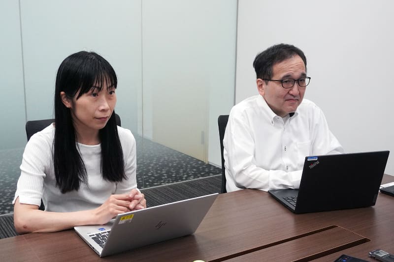 朝日ネット株式会社 サービス企画室担当部長 澁谷晃生氏（右）と、サービス企画室 担当課長 市川恵理氏（左）