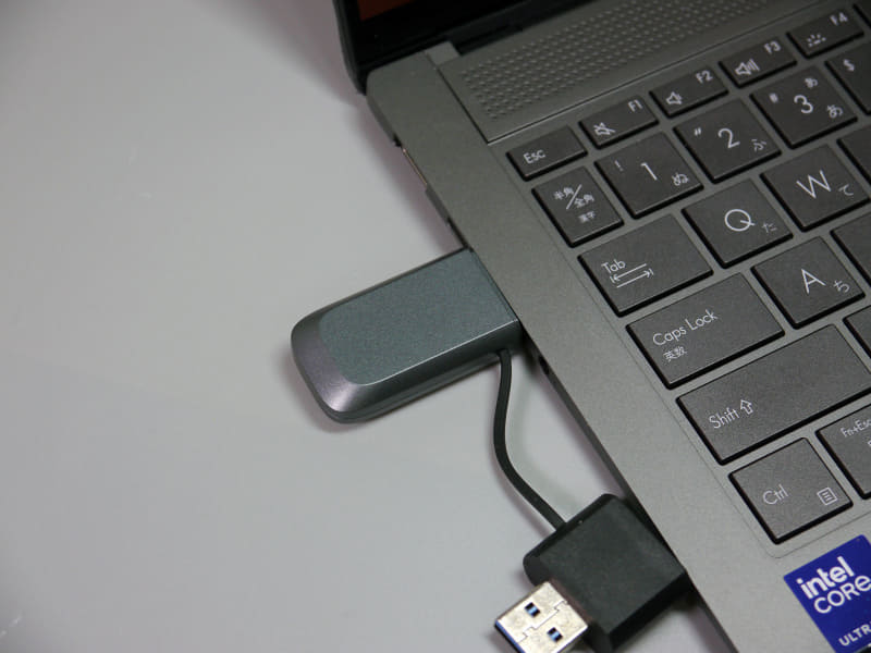 USB Type-Cポートに接続した様子。USB Type-Aアダプターは樹脂ケーブルでつながっており、外すことはできない