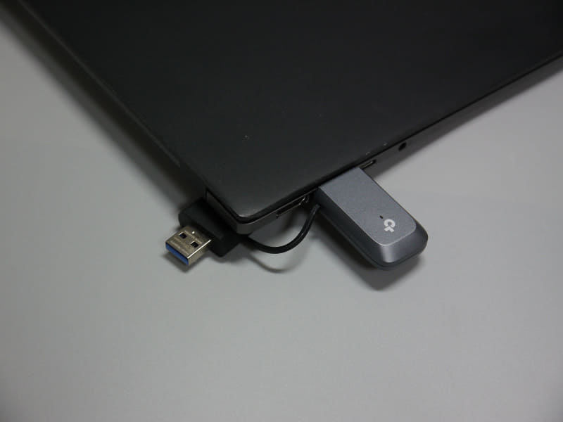 樹脂ケーブルが曲がっているので隙あらばUSB Type-Aアダプターが底面に潜り込んでくる